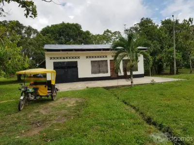 REMATO CASA FUNDO POR MOTIVO VIAJE IQUITOS BUENA UBICACION