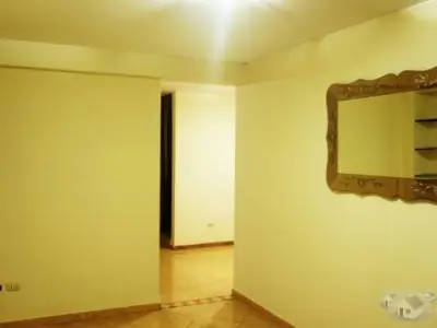 ALQUILO departamento de UN DORMITORIO, en el TERCER PISO, frente a un PARQUECITO en SANTIAGO DE SURCO.