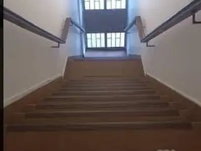 oficina de dos pisos múltiples y amplios ambientes