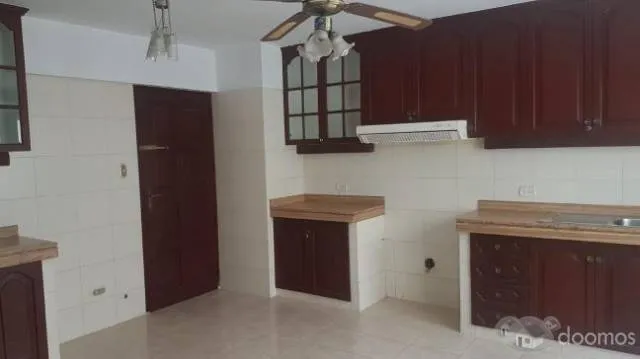 EN VENTA AMPLIO Y COMODO DPTO DUPLEX EN LA AV. VELASCO ASTETE CHACARILLA SURCO — foto 2