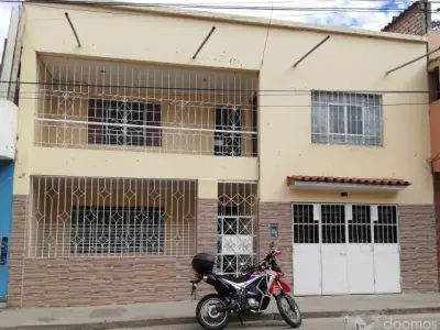 CASA DE DOS PISOS MÁS AZOTEA