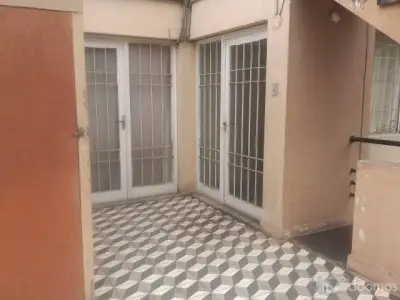 CASA  EN ESQUINA  BIEN CONSERVADA