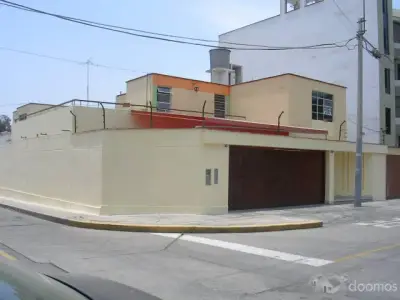 CASA ESQUINA FRENTE PARQUE ZONA RESIDENCIAL SURCO