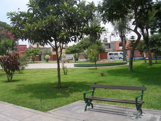 CASA ESQUINA FRENTE PARQUE ZONA RESIDENCIAL SURCO — foto 2