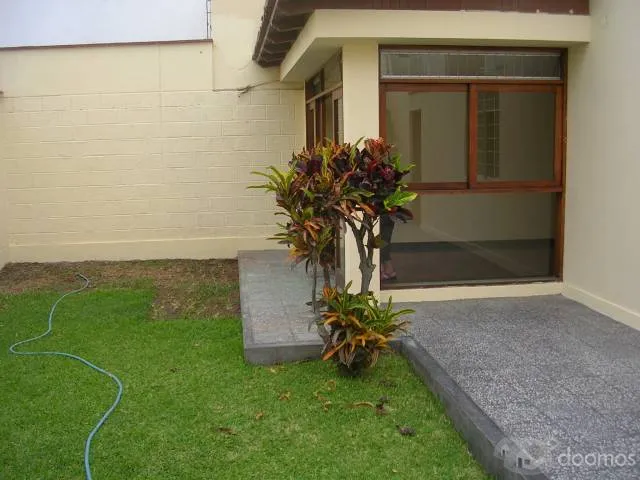 CASA ESQUINA FRENTE PARQUE ZONA RESIDENCIAL SURCO — foto 3