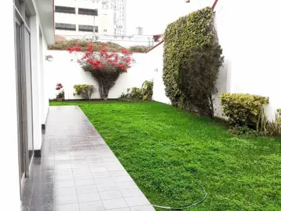 VENTA DE HERMOSA CASA DE 4 DORMITORIOS Y PISCINA