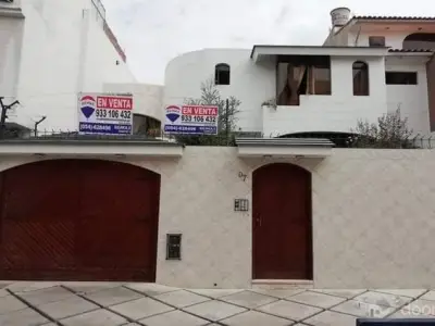 En venta bonita casa en el distrito de Yanahuara