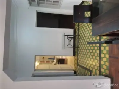casa de 2 dormitorios con jardin exterior y puerta a la calle.