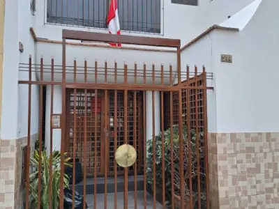 Vendo Hostal con Licencia para uso de hospedaje, Consultorios, Casa de Reposo, Casa de estudiantes, etc