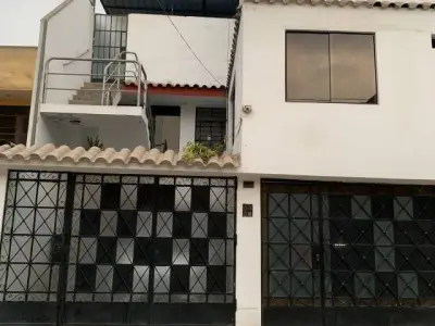 VENDO HERMOSA CASA  DE 3 PISOS MAS AZOTEA CON 2 ESTACIONAMIENTOS A UNA CUADRA MALL PLAZA COMAS