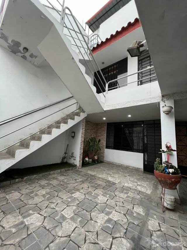 VENDO HERMOSA CASA  DE 3 PISOS MAS AZOTEA CON 2 ESTACIONAMIENTOS A UNA CUADRA MALL PLAZA COMAS — foto 2