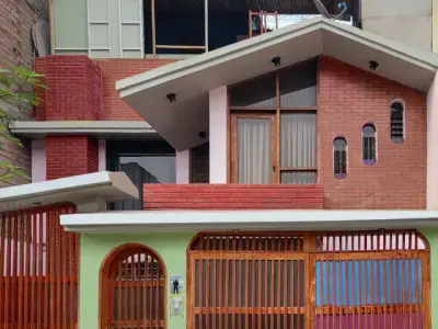 Casa 3 Pisos - Urb. La Floresta de Pro - Los Olivos