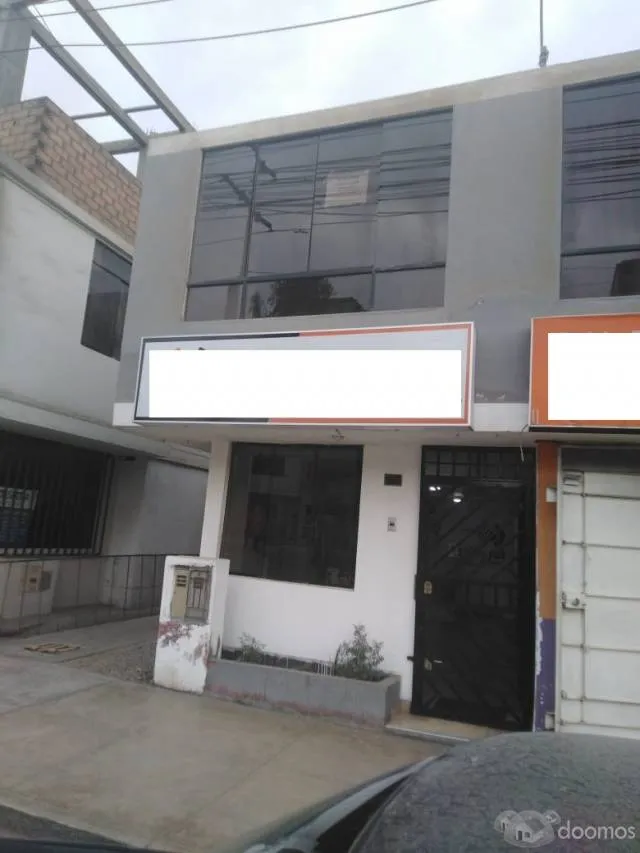 Vendo Casa de 2 pisos y 2 locales comerciales en plena Avenida — foto 2