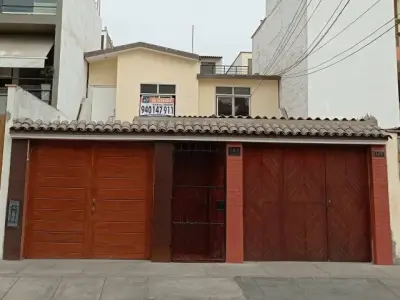 VENDO CASA EN LOS CEDROS DE VILLA - CHORRILLOS