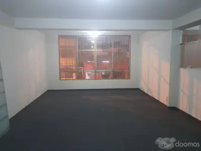 Se alquila oficina comercial en el corazón de Lince, zona comercial con acceso a varias entidades y rodeado de bancos y centros comerciales