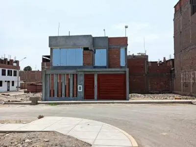 Casa Recién Construida De Dos Pisos Cerca A Parque Con Estructuras Para 3 Pisos.