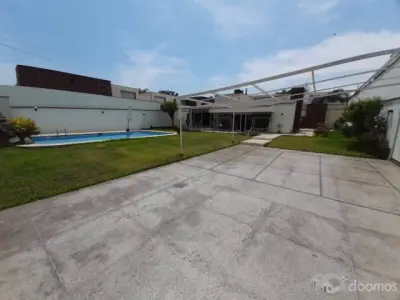 Casa en La Molina de 1000m2, Camacho , zona exclusiva, Lima.