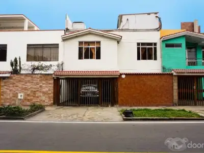 *SE ALQUILAN MODERNAS HABITACIONES URB. CIPRESES*