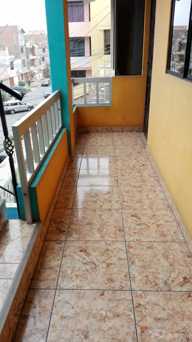 Alquilo amplios dptos. 2do. y 3er. piso en Urb. Antares, muy cerca al aeropuerto. — foto 2