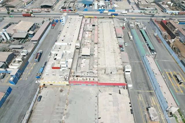 Venta de Local Industrial de 6000 mt2 como Terreno en Av Nestor Gambeta - 3
