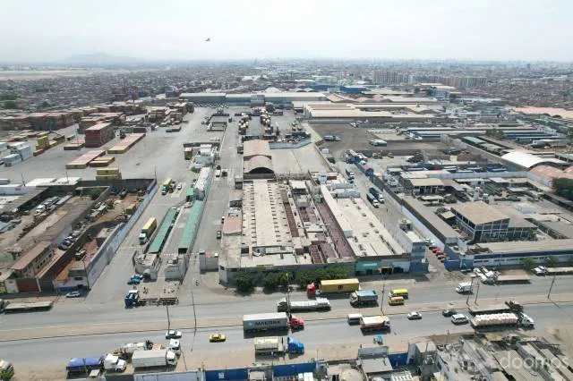 Venta de Local Industrial de 6000 mt2 como Terreno en Av Nestor Gambeta - 4