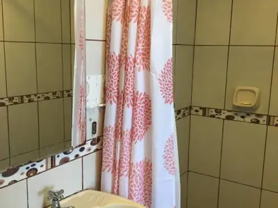 Alquilo amplia habitación con baño completo, ingreso independiente, segundo piso
