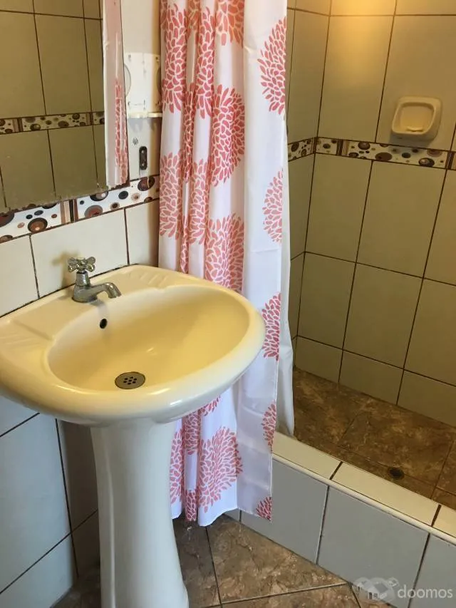 Alquilo amplia habitación con baño completo, ingreso independiente, segundo piso — foto 2