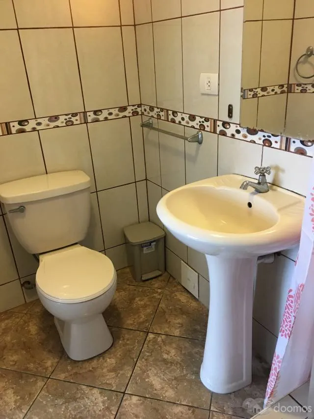 Alquilo amplia habitación con baño completo, ingreso independiente, segundo piso — foto 3