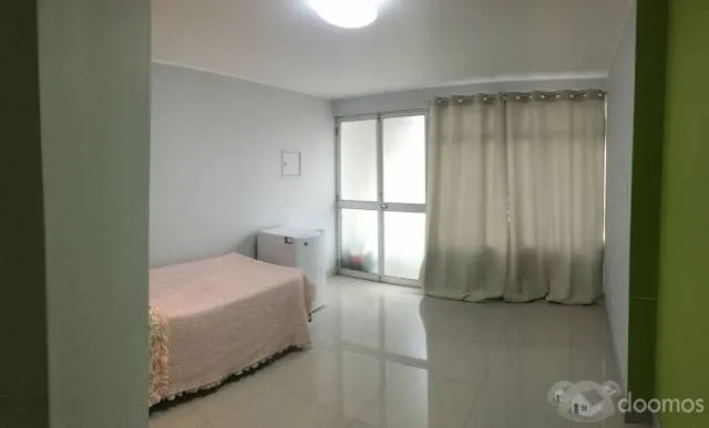 Alquilo amplia habitación con baño completo, ingreso independiente, segundo piso — foto 4
