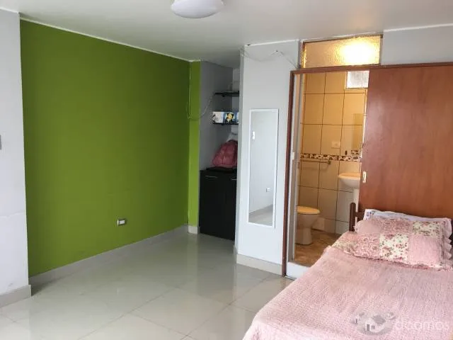 Alquilo amplia habitación con baño completo, ingreso independiente, segundo piso — foto 6