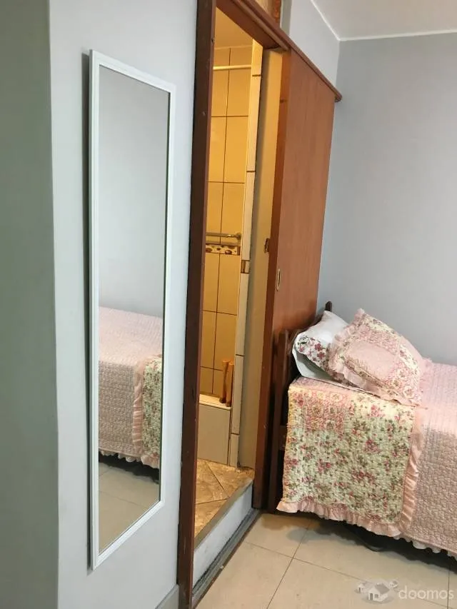 Alquilo amplia habitación con baño completo, ingreso independiente, segundo piso — foto 7