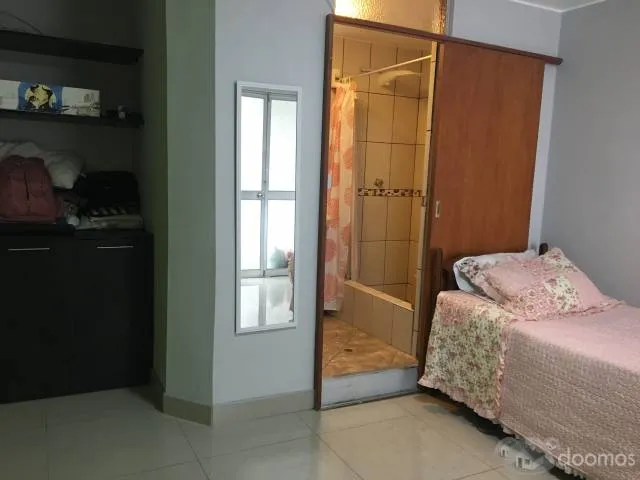 Alquilo amplia habitación con baño completo, ingreso independiente, segundo piso — foto 8