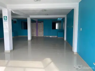 CASA CON LOCALES COMERCIALES IDEAL PARA TALLER/ OFICINAS