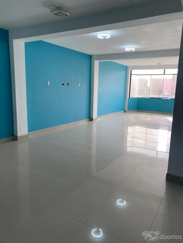 CASA CON LOCALES COMERCIALES IDEAL PARA TALLER/ OFICINAS — foto 2