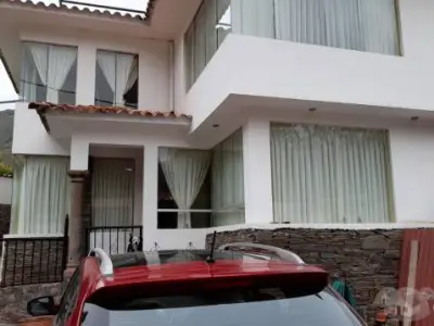 CUZCO Venta Bonito Inmueble de 3 pisos A.T. 280 m,2  A.C. 150 m2  4 Dorm. 2 baños 1/2  US$200,000  NEGOCIABLE.
