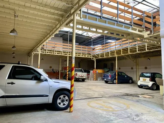 SE VENDE OPORTUNIDAD DE NEGOCIO! PLAYA DE ESTACIONAMIENTO MAS VIVIENDA (2 DEPARTAMENTOS ENTRADA INDEPENDIENTE) - 2
