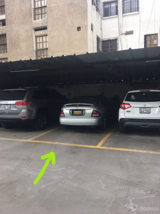 Amplio estacionamiento a 1 cdra. del Parque Kennedy - 1