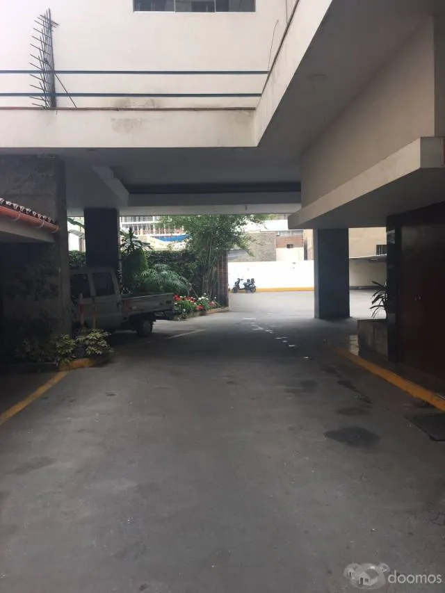 Amplio estacionamiento a 1 cdra. del Parque Kennedy - 3