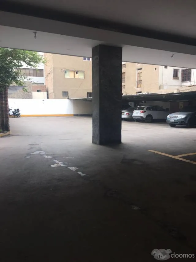 Amplio estacionamiento a 1 cdra. del Parque Kennedy - 4