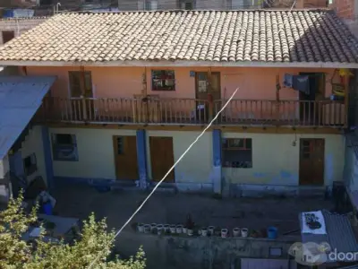 En venta. Propiedad sobre 325 m2 de terreno con 2 casas con acceso independiente