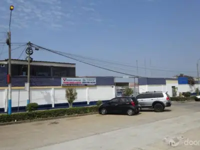 Terreno con locales comerciales y bodegas a un costado del aeropuerto de Lima