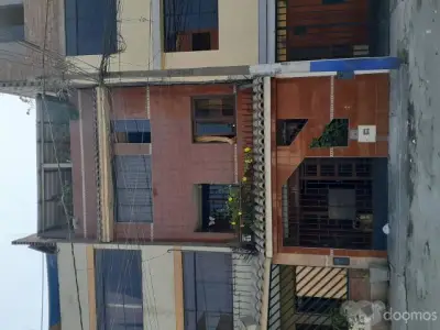 Vendo casa de tres pisos en el Rímac. Cochera, seguridad, muy buen estado.