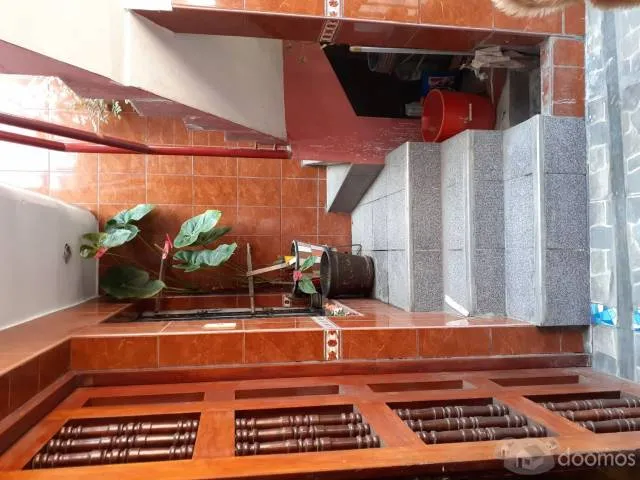 Vendo casa de tres pisos en el Rímac. Cochera, seguridad, muy buen estado. — foto 2