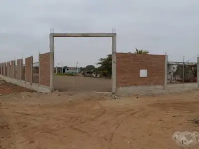 VENDO PROYECTO DE TERRENO CERCADO CON PAREDES DE LADRILLO DE 1200mt2 en la granja carretera a ciudad de Dios.