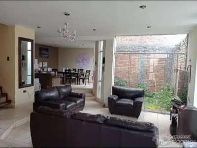 Se vende Casa - Urb. Los Docentes