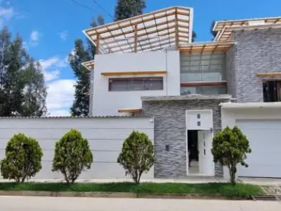 Hermosa Casa en Urb. Los Docentes