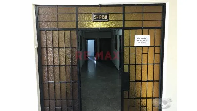 Amplia Oficina Con Excelente Ubicacion En El Centro De Lima - 2
