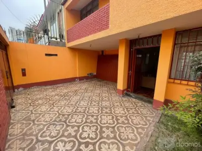 Venta de Casa 2 pisos a 1 cdra de Parque 200 Millas