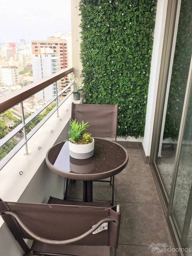 Miraflores en venta bellísimo  departamento REMODELADO con 3 dormitorios,  terraza, área servicio, cochera y depósito. Vista espectacular a la ciudad. — foto 3