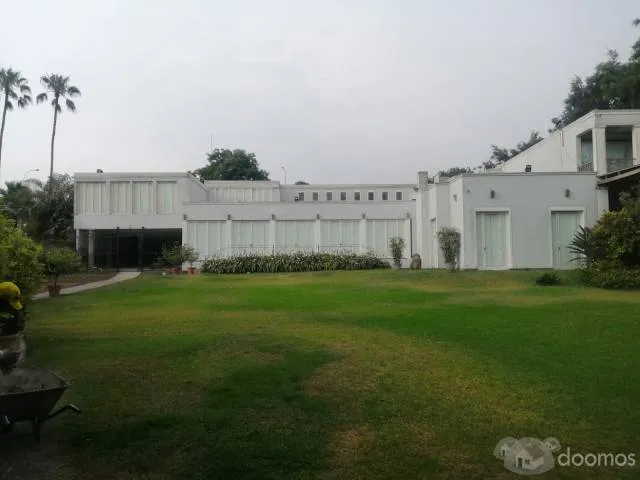 Surco en venta casa en Circunvalación. El Golf o como terreno de 7,333 m2 con 1,850 m2 construidos, con 7 dormitorios - 1